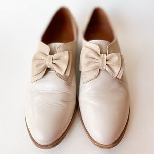 Oxford loafers with bow.